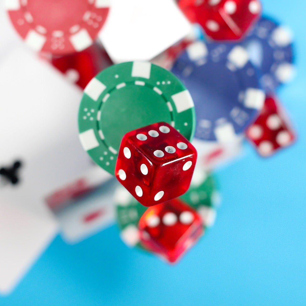 Bàn baccarat và roulette live dealer trong casino trực tuyến tylekeo